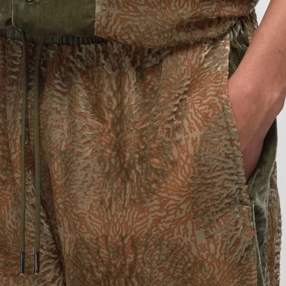 DAILY PAPER Men’s BERMUDA Relaxed Pax Shorts with Pockets, Green/Gold, Small - Picture 2 of 9